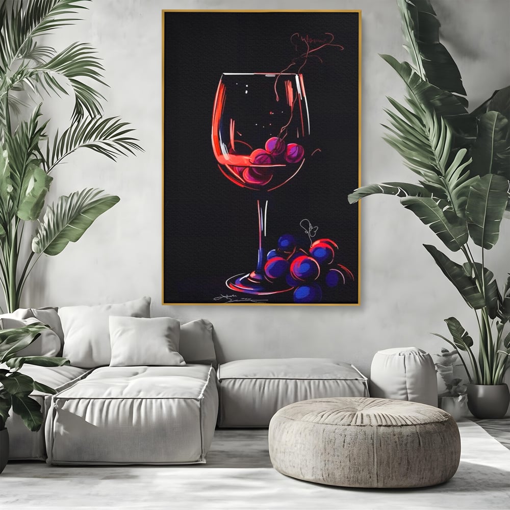 Tablou canvas cu tablou canvas cu pahar de vin si struguri, in rama de aluminiu auriu, pe perete intr-un living